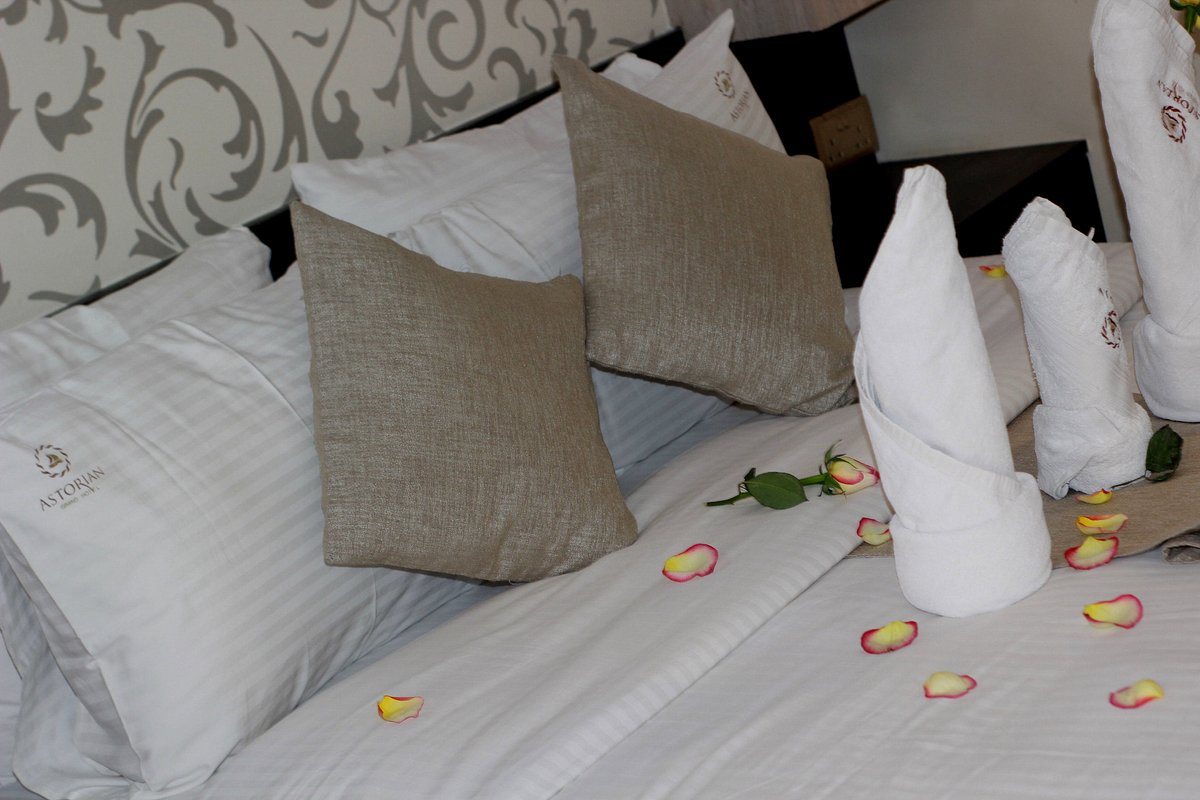 Escape to romance and luxury in our Deluxe Double Room at Astorian Grand Hotel Naivasha. Enjoy a plush double bed, spacious bathroom, and stunning views of Naivasha. Book now and experience the ultimate in luxury and comfort.